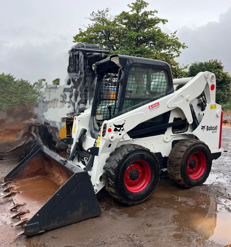 Minicarregadeira (Skid steer) 2014 Curitiba - PR | Sobratema Shopping